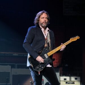 Black Crowes' Rich Robinson shoves invader off stage with his guitar - Music News