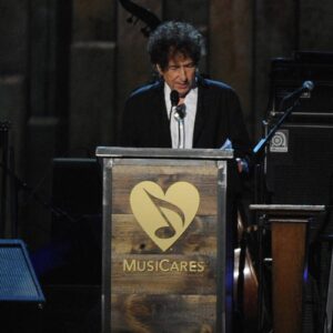 Bob Dylan apologises for book signature controversy - Music News