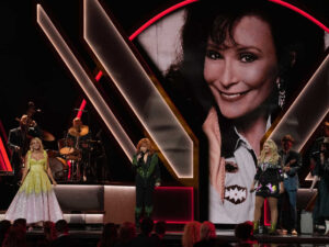 CMA Awards honor Loretta Lynn while Luke Combs wins album of the year : NPR
