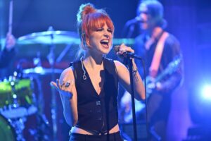 THE TONIGHT SHOW STARRING JIMMY FALLON -- Episode 1739 -- Pictured: Hayley Williams of musical guest Paramore performs on Thursday, November 3, 2022 -- (Photo by: Todd Owyoung/NBC via Getty Images)