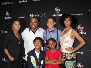 2015 photo of the Black-ish cast including Anthony Anderson and Tracee Ellis Ross