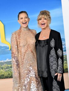 LOS ANGELES, CALIFORNIA - NOVEMBER 14: Kate Hudson and Goldie Hawn attend the Premiere of