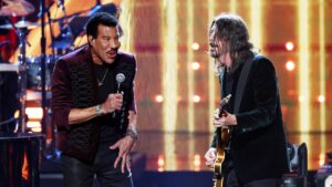 Lionel Richie and Dave Grohl Perform "Easy" at Rock Hall: Watch