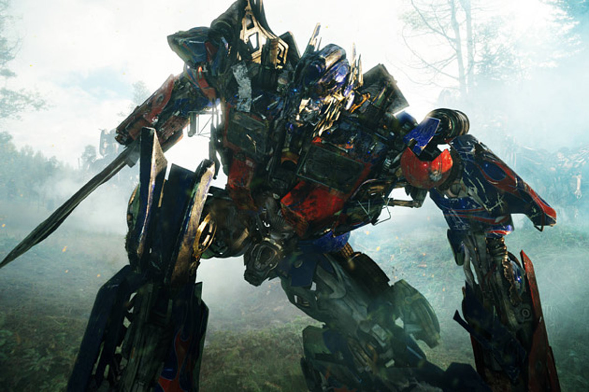 Transformers 4′ Reveals Optimus Prime's New Robot Form