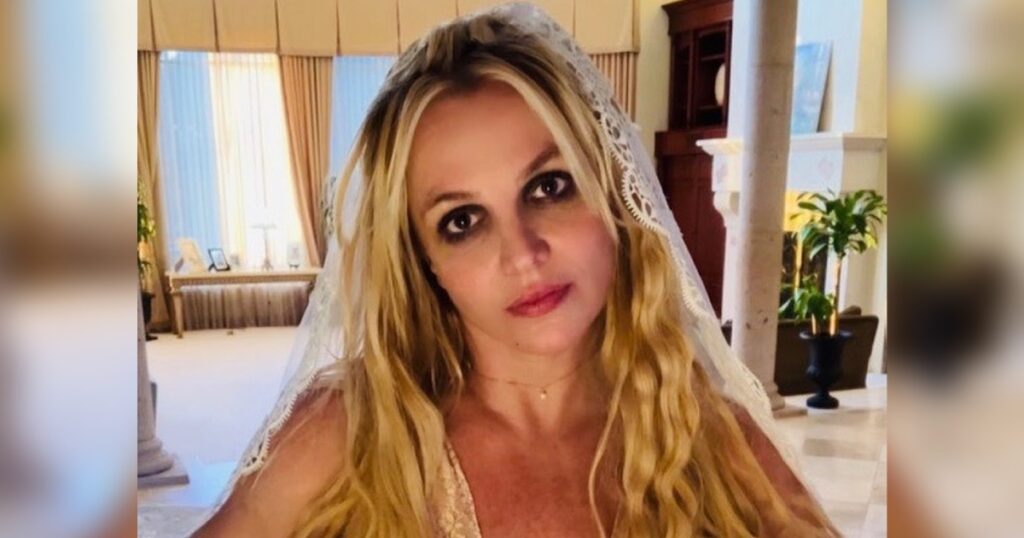 Britney smears herself with cake in 'disturbing' Instagram return