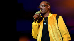 Snoop Dogg on Being ‘Out-Gangstered’ by Dionne Warwick