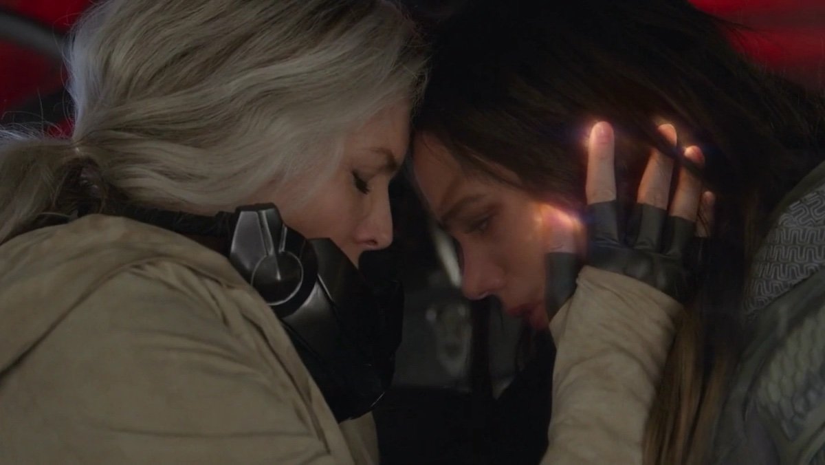Janet van Dyne shares Quantum Energy with Ava in Ant-Man and the Waspy