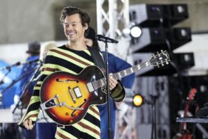 Watch Harry Styles' ripped pants rile up fans at L.A. show