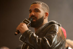 Drake Stopped His Concert After Finding Out That A Fan Had Fallen From A Balcony Into The Crowd