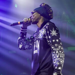 Snoop Dogg recalls being 'out-gangstered' by Dionne Warwick calling out misogynistic lyrics - Music News