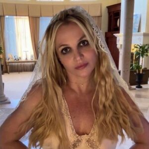 Britney Spears 'cut own hair' before rare night out with friends - Music News