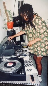 Yvonne Taylor preparing a set for Sistermatic in 1990.