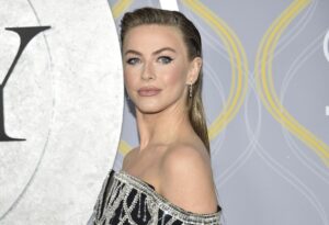 Julianne Hough replaces Tyra Banks as 'DWTS' co-host