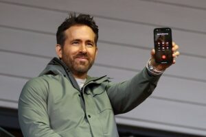 Ryan Reynolds Will Make A STAGGERING Amount Thanks To Nine-Figure Mint Mobile Sale (Cash and Stock!)
