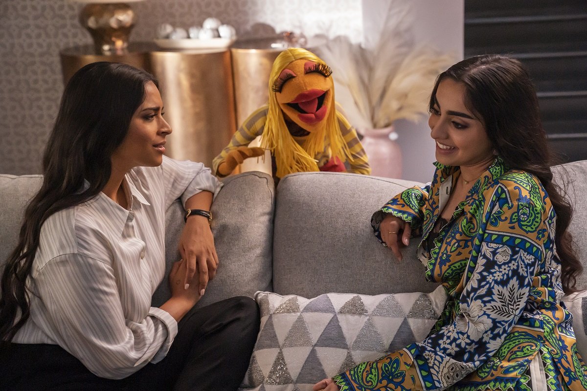 Janice from the Electric Mayhem and her record producer friends Nora (Lilly Singh) and Hannah (Saara Chaudry) hang out in Muppets Mayhem. 