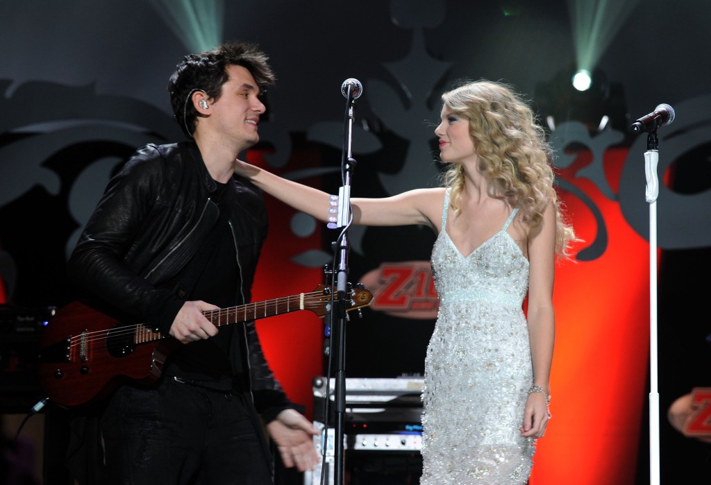 Taylor Swift and John Mayer perform together in 2009