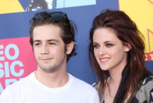 LOS ANGELES, CA - SEPTEMBER 07: Actors Michael Angarano and Kristen Stewart arrive at the 2008 MTV Video Music Awards  at Paramount Pictures Studios on September 7, 2008 in Los Angeles, California.  (Photo by Frederick M. Brown/Getty Images)