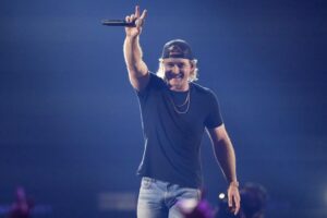 Morgan Wallen delays six weeks of tour dates due to injuries