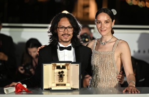 Cambodian director Pham An Thien (L) poses with French actress and President of the Camera d'or jury Anais Demoustier (R) after he won the Camera d'Or
