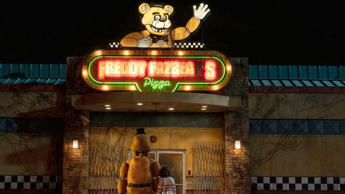 Five Nights at Freddy's teaser trailer shows a girl standing with animatronic animal in front of run down pizza shop