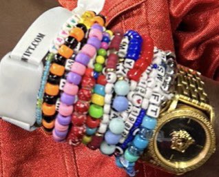 Swifties,,, I wanna hire one of yâall to make me some custom Flavor Flav bracelets to trade for the next Eras Tour stop ya boy hits up,,,, Who can help,??
