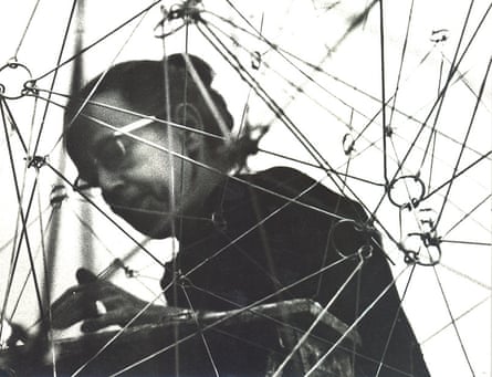 Gego in 1969 installing Reticulárea at the Museo de Bellas Artes, Caracas
