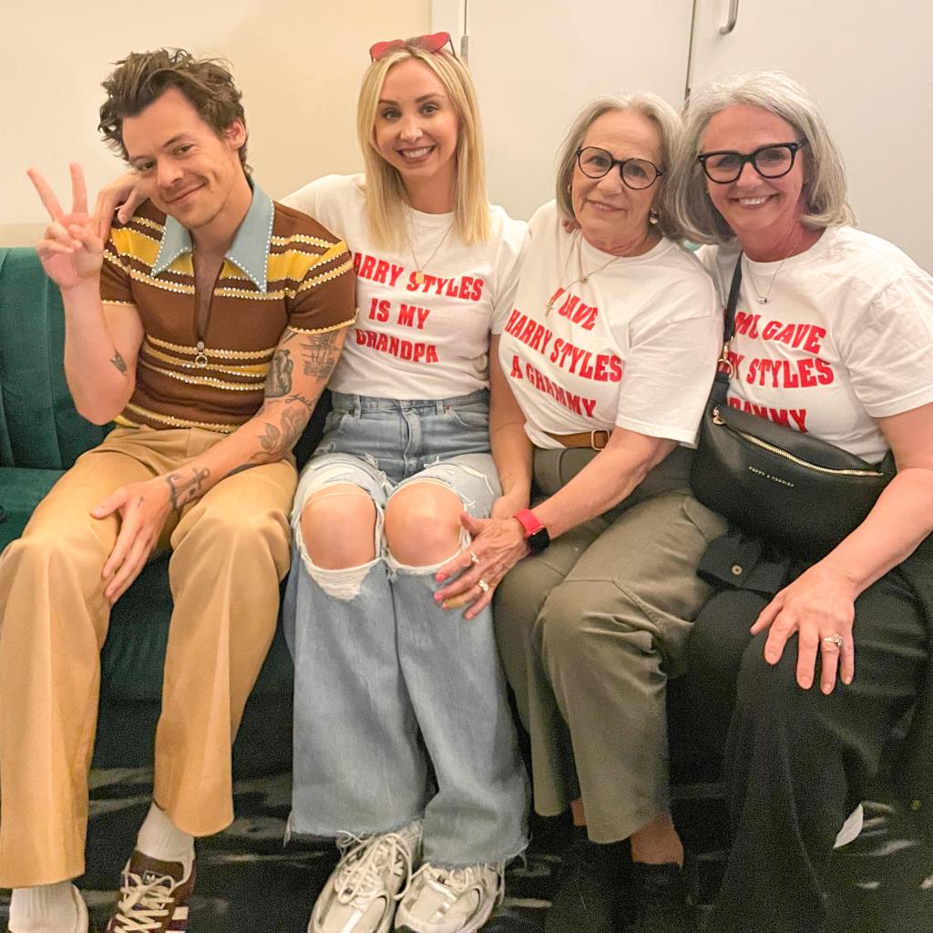 Reina Lafantaisie (second from right) with Harry Styles, Renee (second from left) and Reneeâs mum (R) backstage after a concert