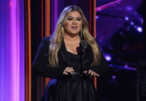 Kelly Clarkson gets 'brutally honest' before new album