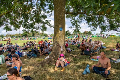 Festival-goers seek shade at Glastonbury