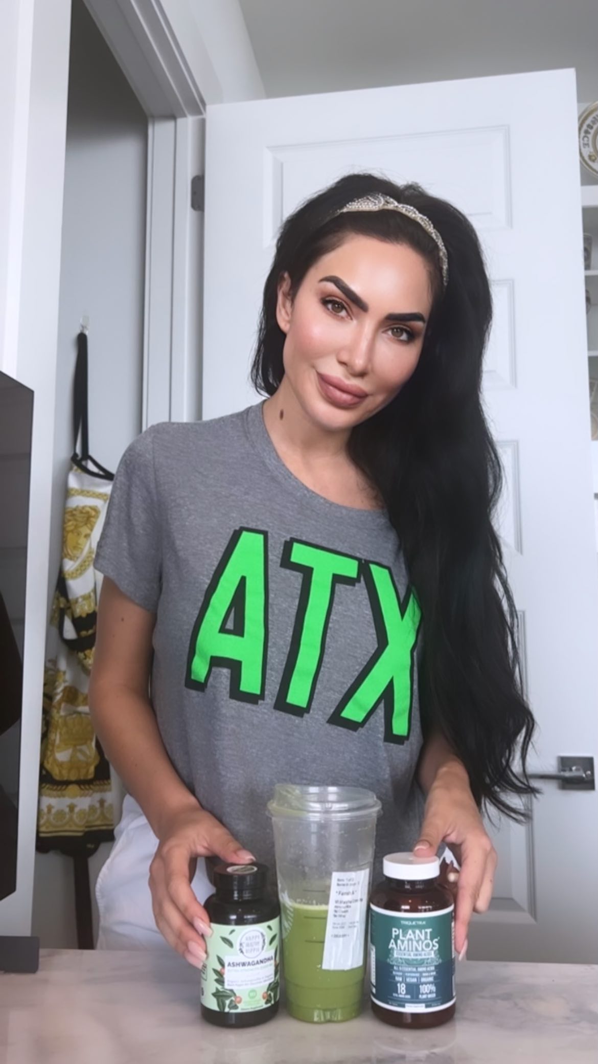 Farrah showed off her dark eyebrows while posing in the kitchen in a previous post