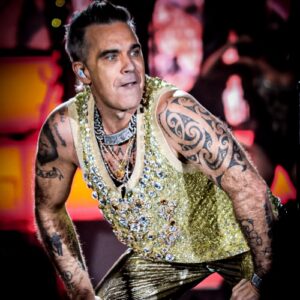 Robbie Williams delivers greatest hits at IOW - Music News