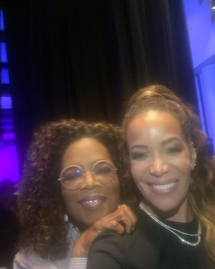 Sunny also shared a selfie with Oprah at the event