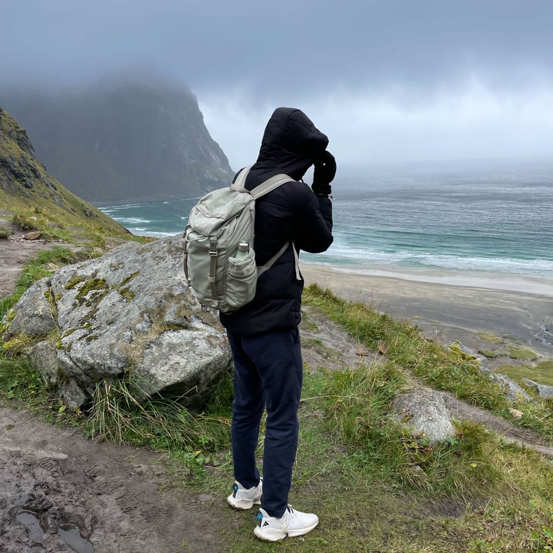 lululemon wunderlust backpack review: on a hike