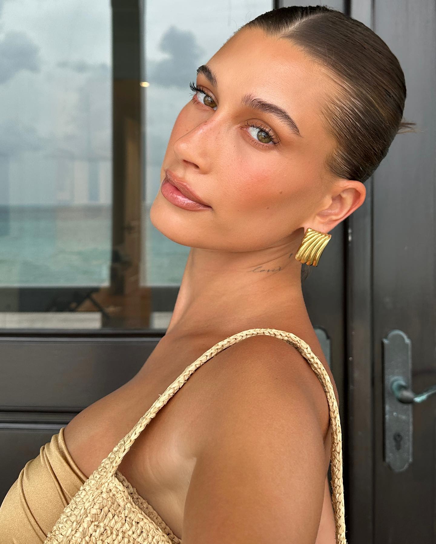 The selfies showed the model standing outside on her porch as she showcased her glammed-up look and gorgeous gold outfit