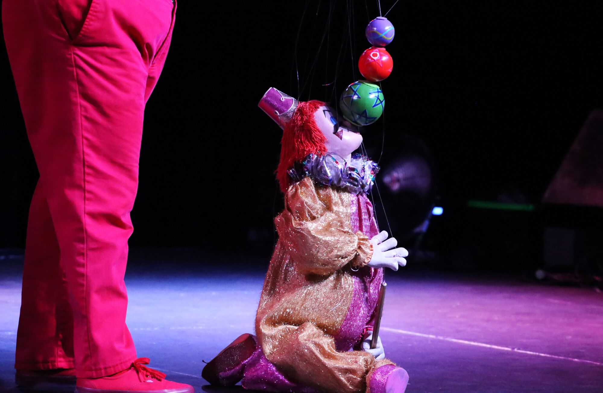 A clown puppet does the splits.