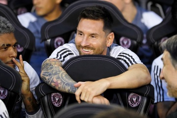 Messi on bench in Florida ahead of possible debut for new team