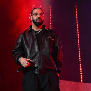 Drake performs with hologram of his younger self - Music News
