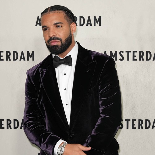 Drake serenades mother during New York City concert - Music News
