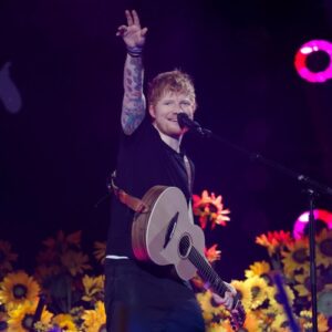 Ed Sheeran performs with child musicians in Boston - Music News