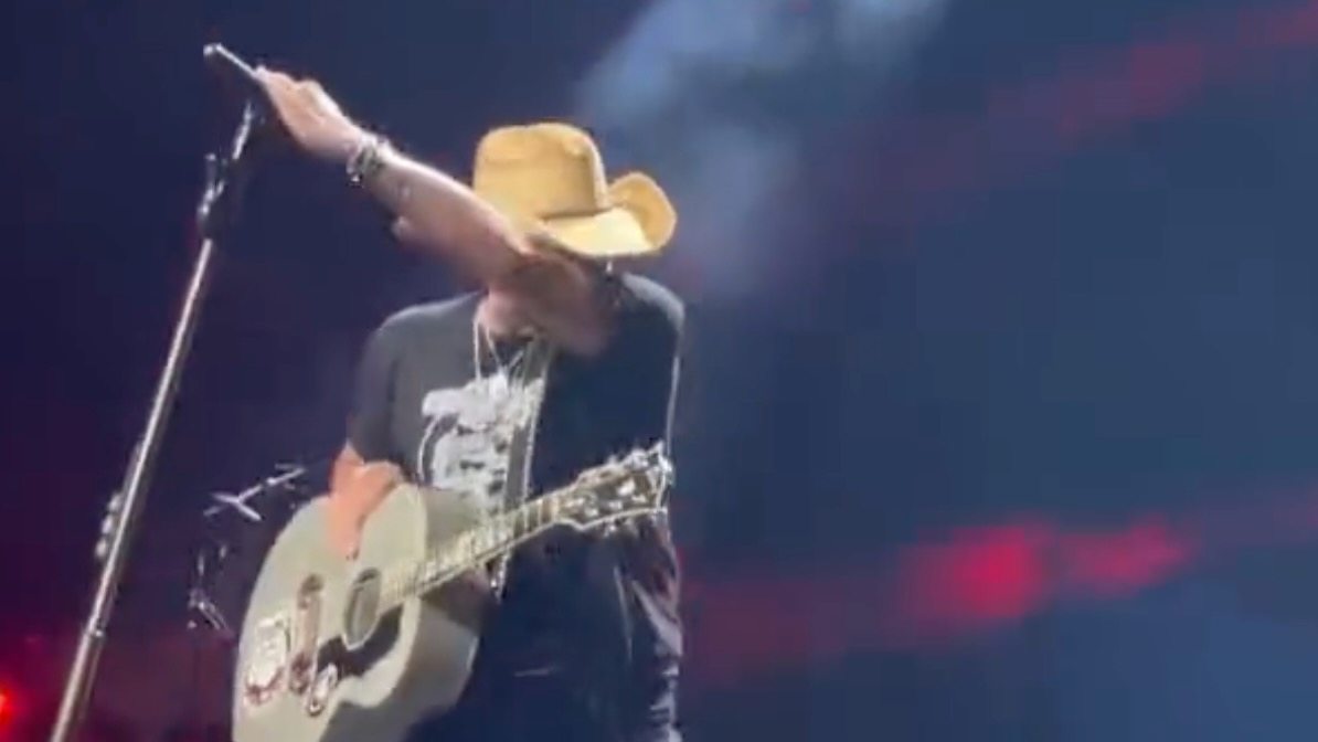 jason-aldean-suffers-heat-stroke-on-stage-cirrkus-news