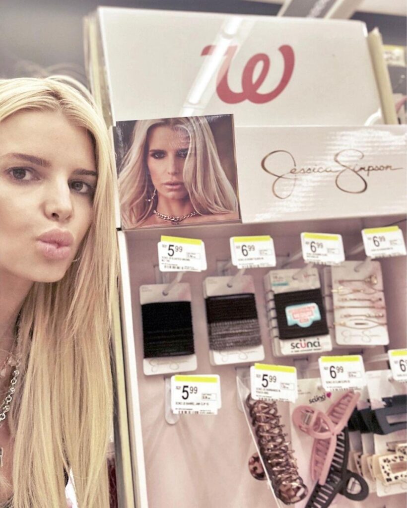 Jessica Simpson goes to Walgreens without makeup