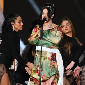Lana Del Rey apologies for her Glastonbury lateness at BST Hyde Park - Music News