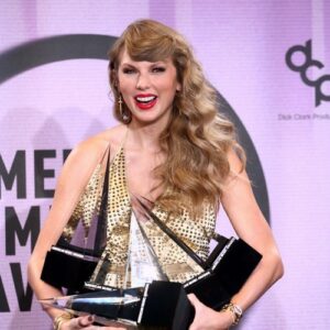 Taylor Swift breaks two US chart records - Music News