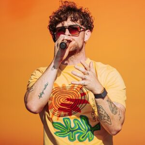 Tom Grennan closes show for the British Grand Prix at Silverstone - Music News