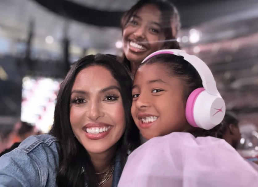 Vanessa and her daughters Natalia and Bianka at night one of the "Eras" tour in Los Angeles. 