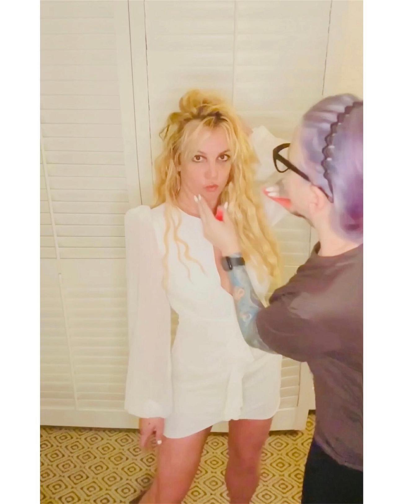 Britney Spears gets her makeup done in Hawaii