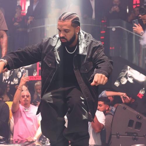 Drake and Meek Mill reunite during Philadelphia show following feud - Music News