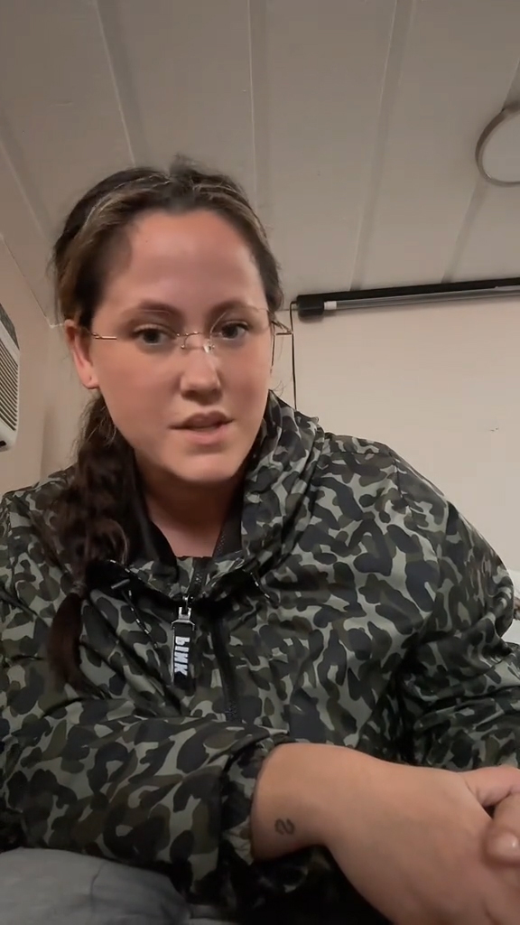 Fans called out Jenelle as she defended her husband in the same clip