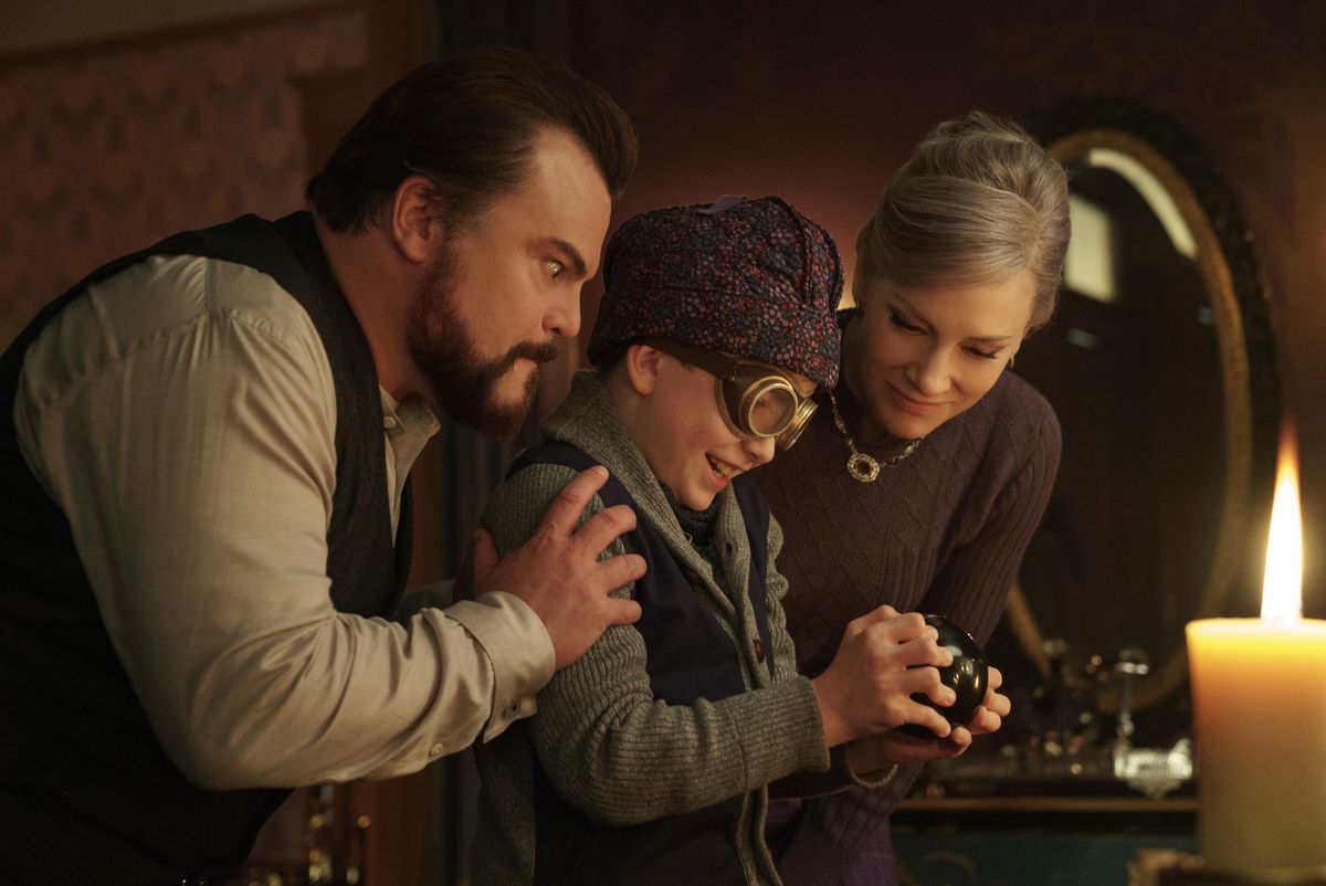 Jack Black, Owen Vaccaro and Cate Blanchett in The House With A Clock in Its Walls.