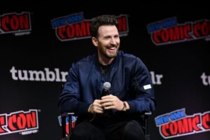Chris Evans wore his wedding ring during New York Comic Con 2023 on Saturday.